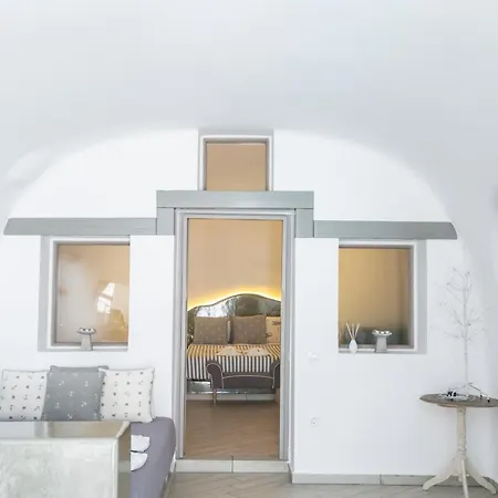 Beautiful 4-bed Cave House Near Private Pool Fira (Santorini)