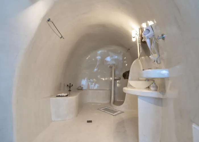 Fira-cave-sleeps 13-parking-pool-pet Friendly *