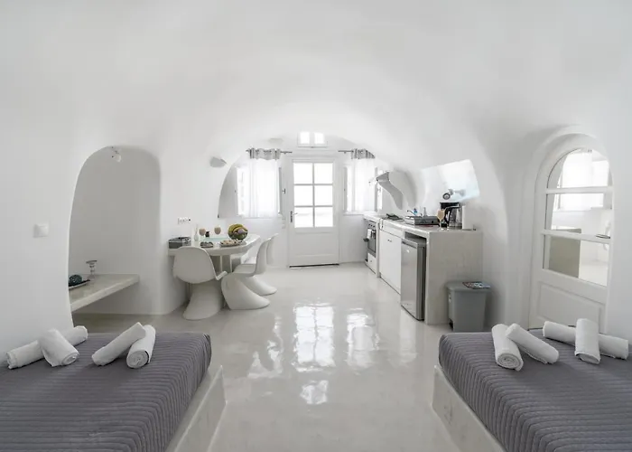 Tatil Evi Fira-cave-sleeps 13-parking-pool-pet Friendly