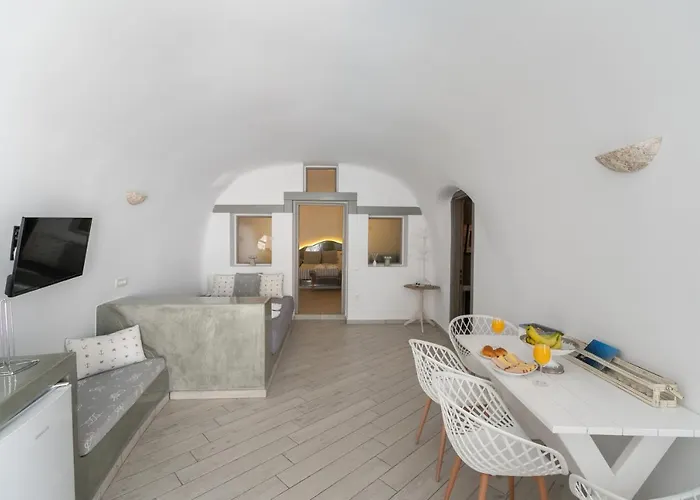 Nyaraló Fira-cave-sleeps 13-parking-pool-pet Friendly