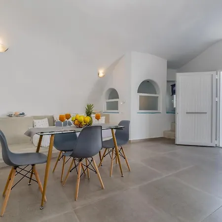 Fira-cave-sleeps 13-parking-pool-pet Friendly Feriehus Fira (Santorini)