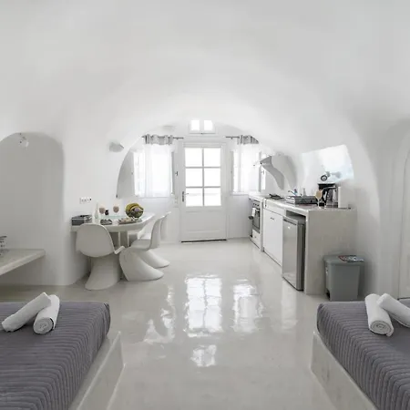 Feriehus Fira-cave-sleeps 13-parking-pool-pet Friendly