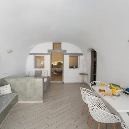 Feriehus Fira-cave-sleeps 13-parking-pool-pet Friendly