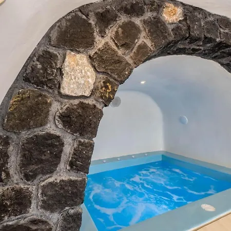 Дом отдыха Fira-cave-sleeps 13-parking-pool-pet Friendly